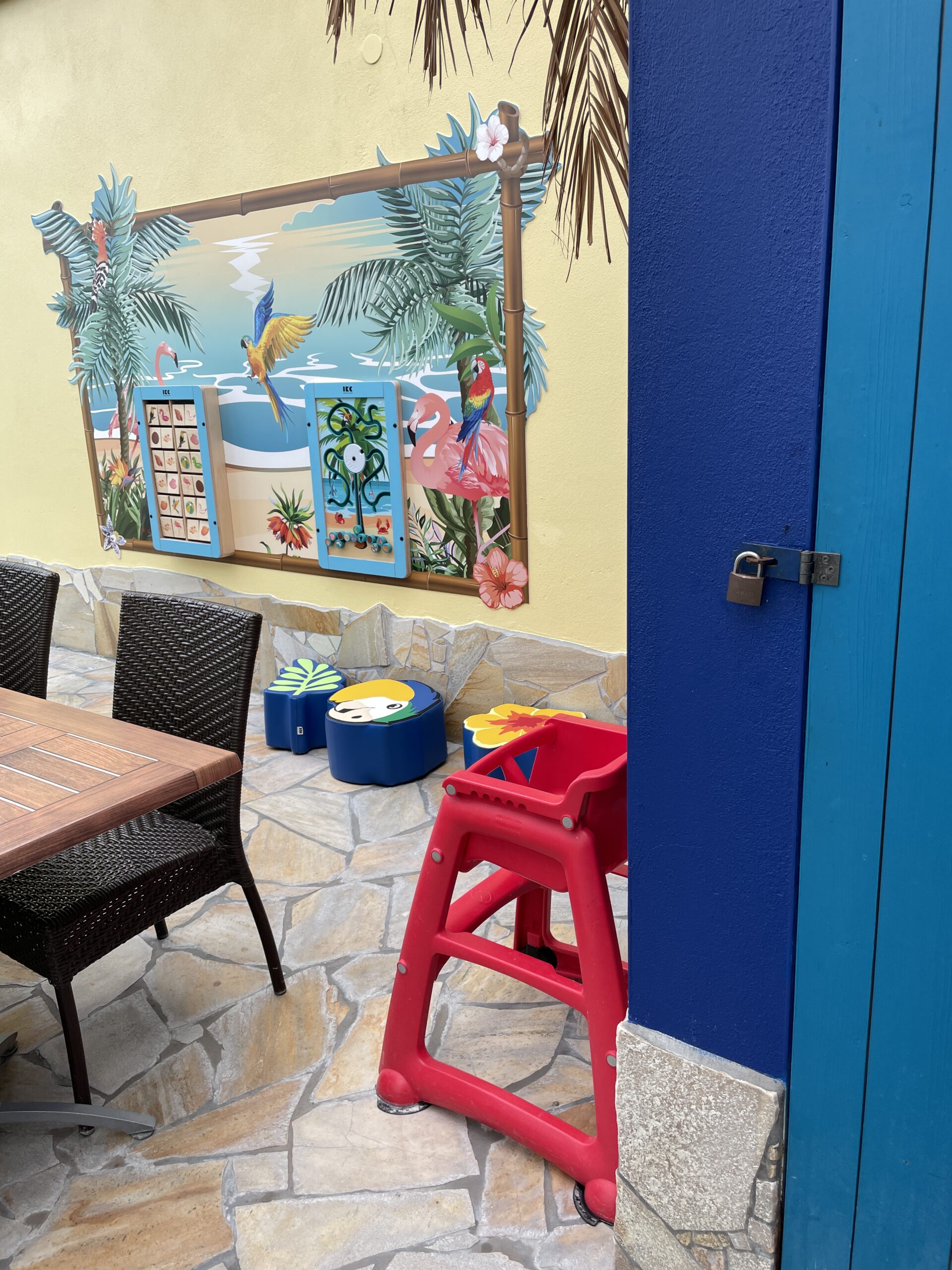 Geburtstagstisch im Tropicana mit Hochstuhl und Spielgeräten an der Wand