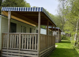 Mobilheim mit Terrasse als Beispiel für eine Familienunterkunft im KNAUS Campingpark Wingst.