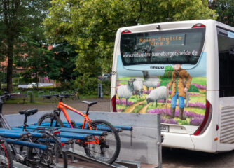 Heide-Shuttle mit Fahrrad-Anhänger in der Lüneburger Heide
