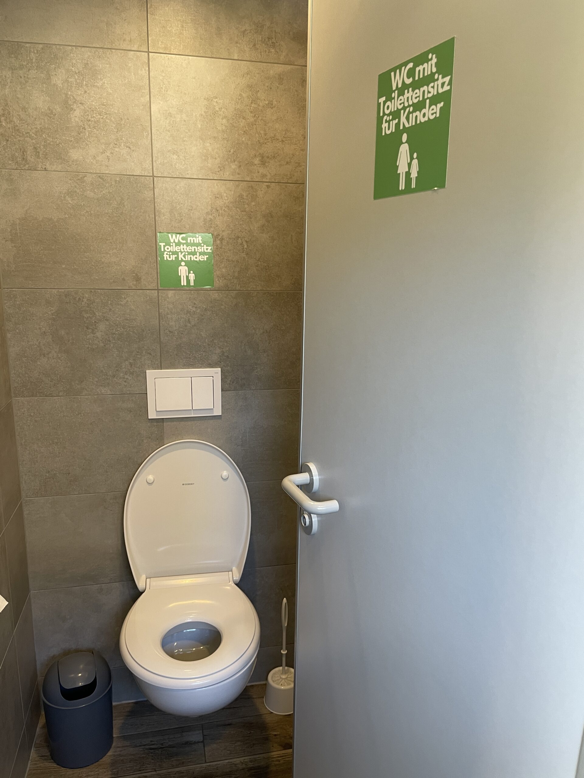Kindertoilette mit integrierter Kinderbrille im Rasti-Land