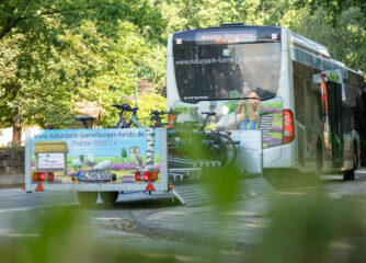 Heide-Shuttle mit Fahrrad-Anhänger in der Lüneburger Heide