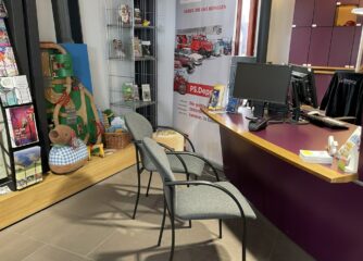 Beispiel niedriger Beratungstresen in der Tourist-Information mit Spielangebot für Kinder
